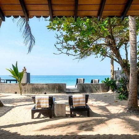 Red Parrot Beach Villa Амбалангода Екстериор снимка