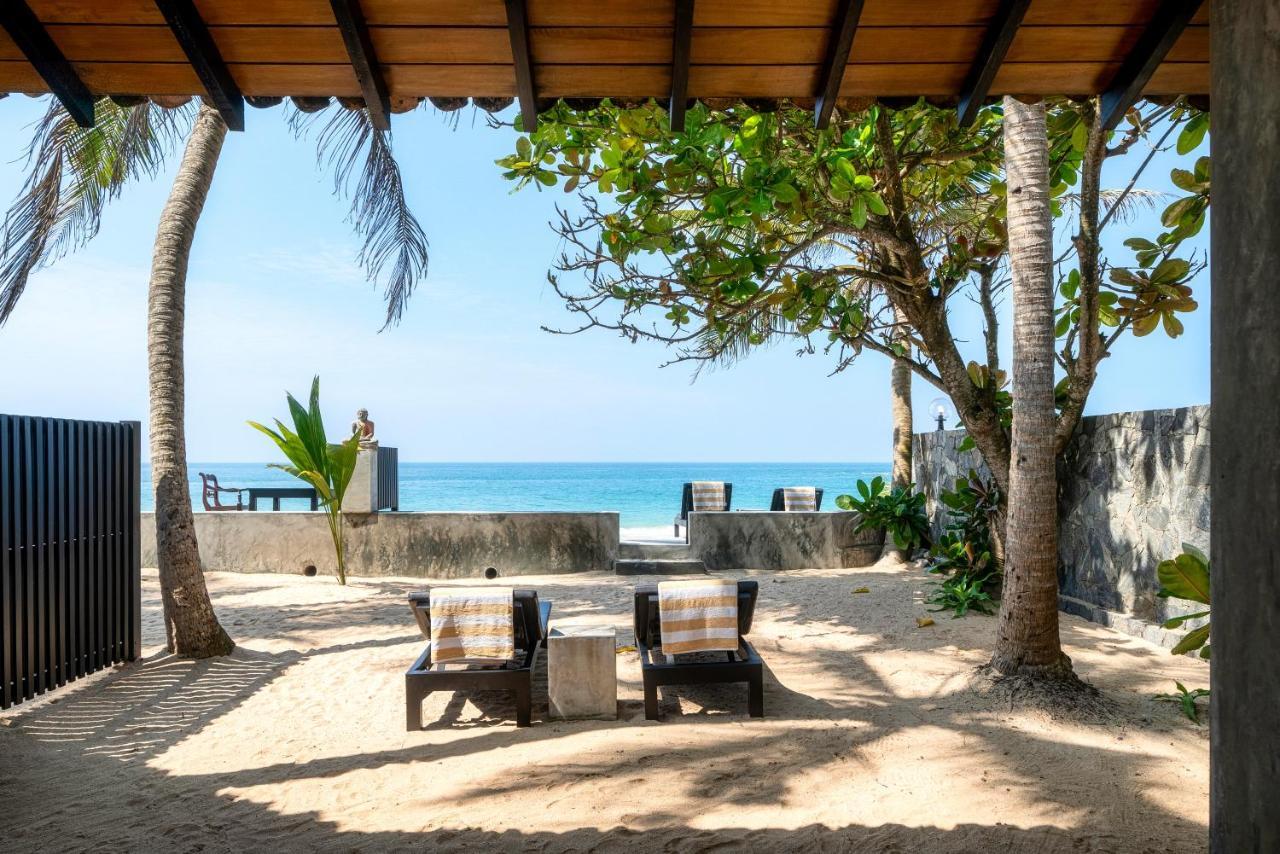 Red Parrot Beach Villa Амбалангода Екстериор снимка