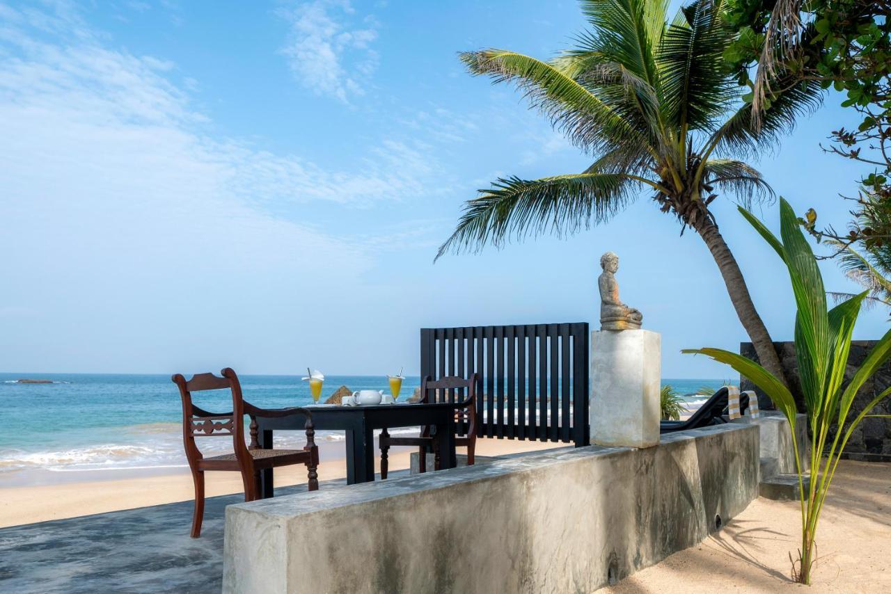 Red Parrot Beach Villa Амбалангода Екстериор снимка